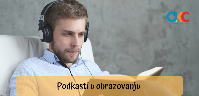 čovek sluša podkast i čita knjigu